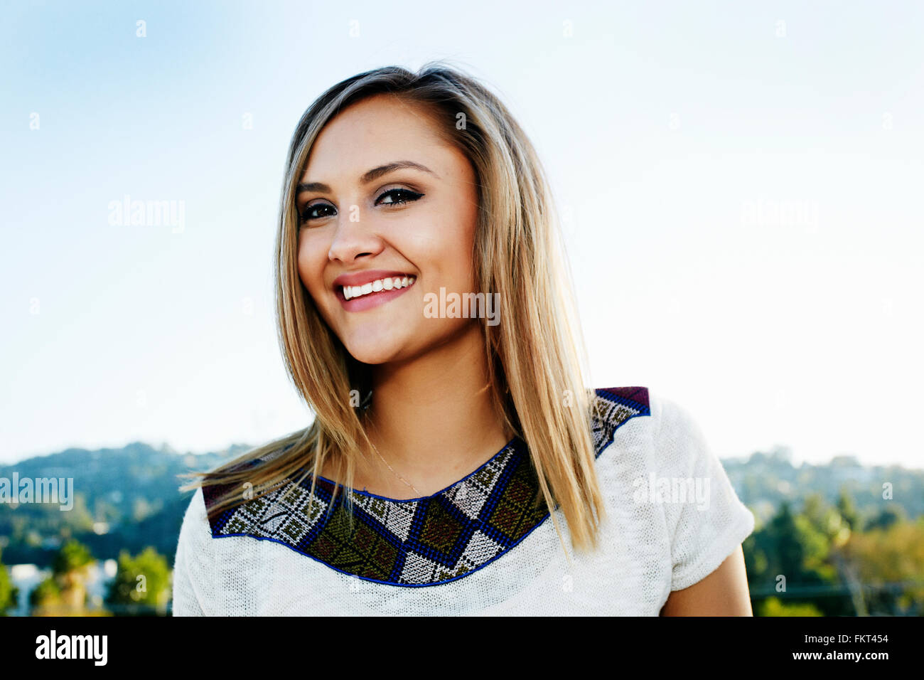 Gemischte Rassen Frau lächelnd im freien Stockfoto