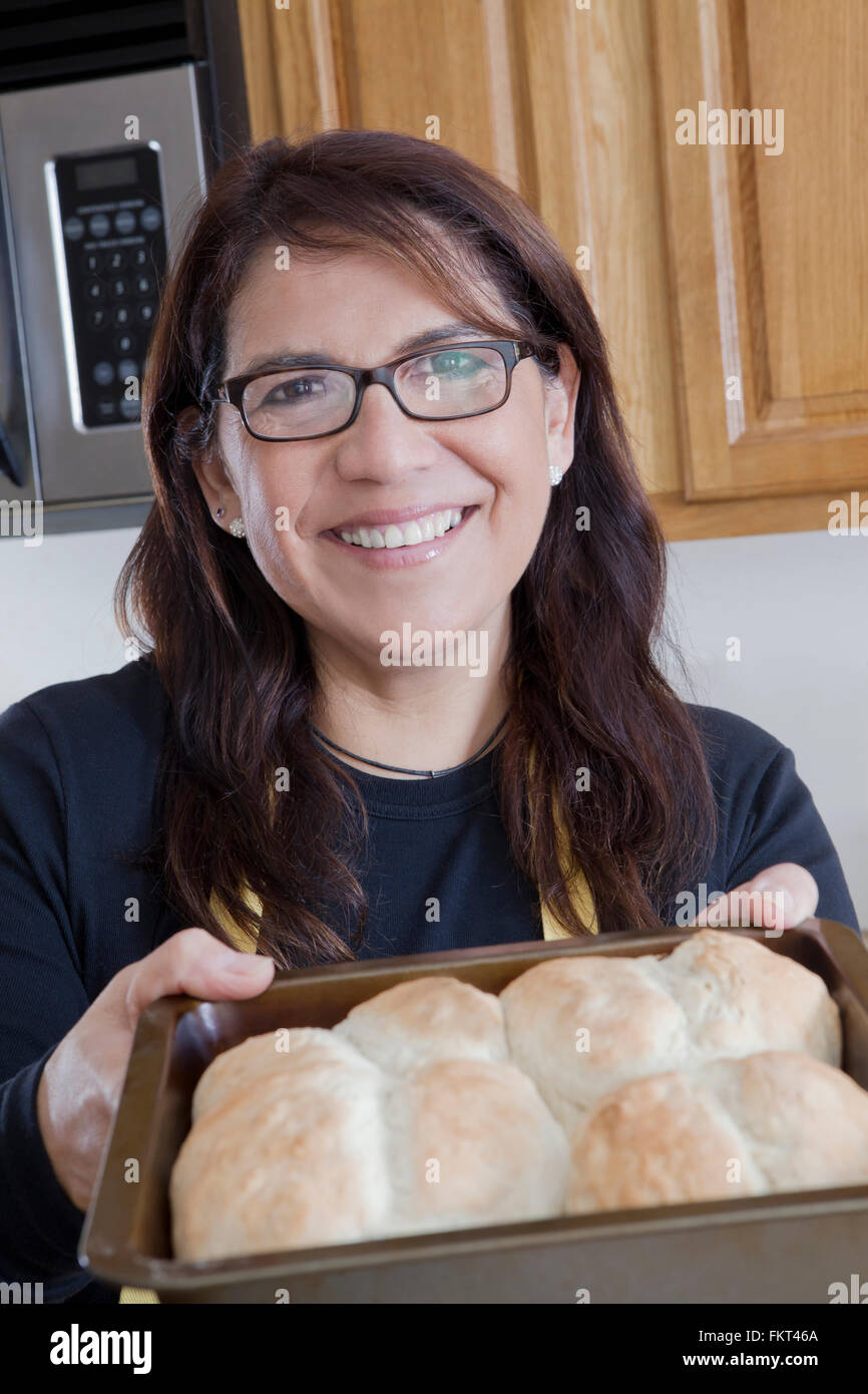 Hispanic Frau Backen in Küche Stockfoto