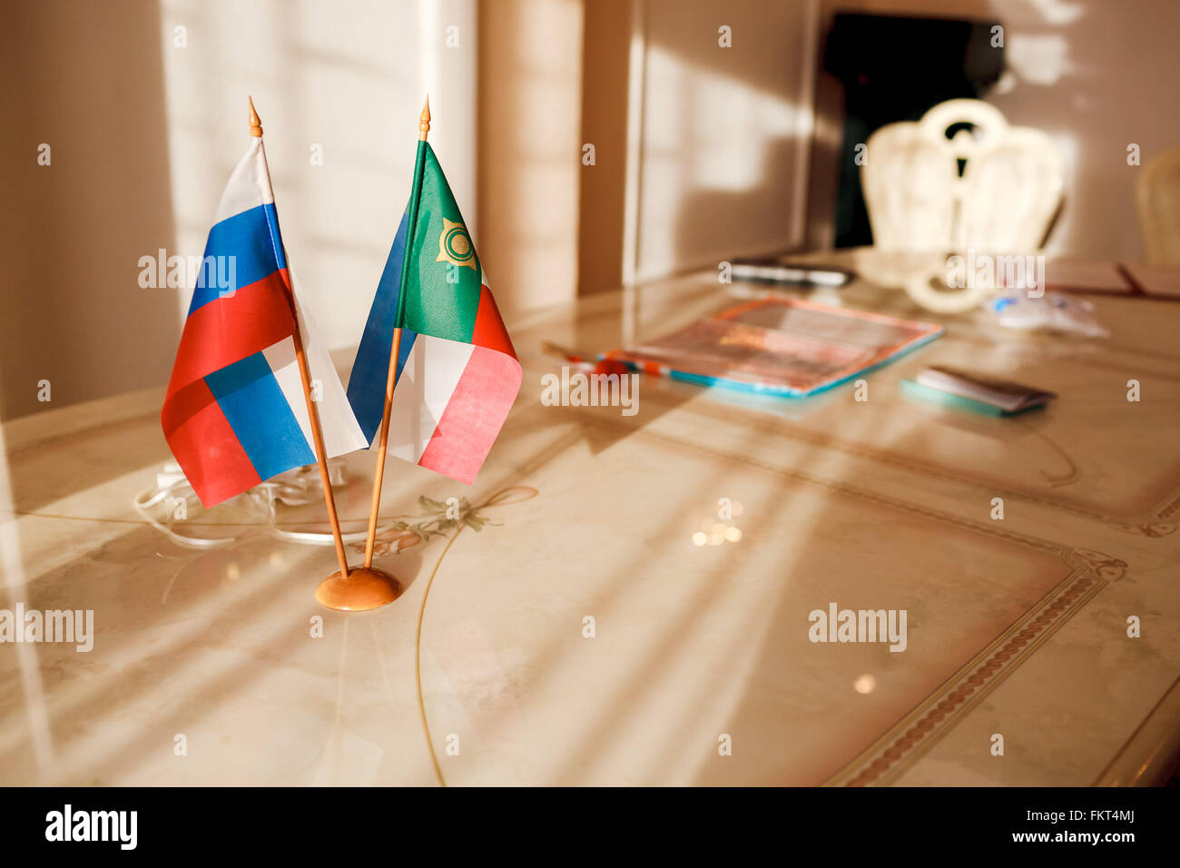 Flagge von Russland und der Republik Chakassien am Tisch in einem Standesamt. Stockfoto
