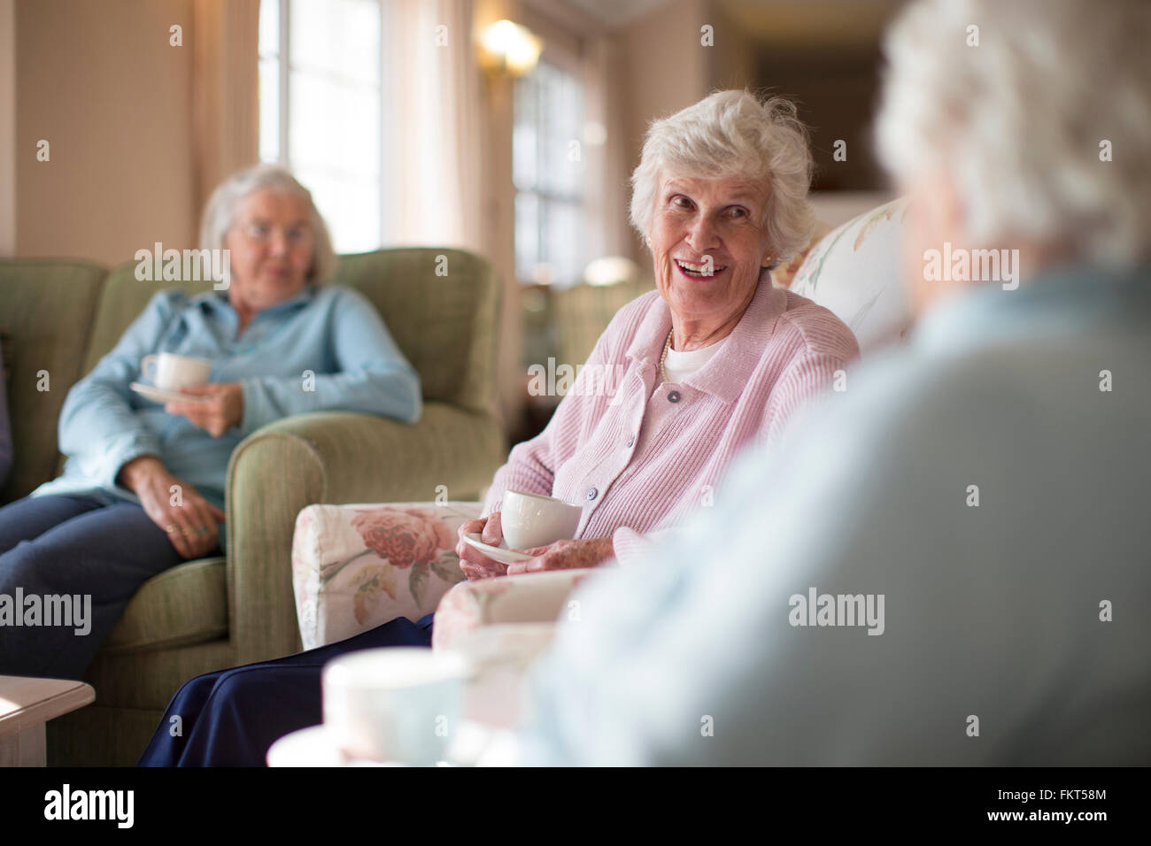 Ältere kaukasischen Frauen reden in Pflegeheim Stockfoto