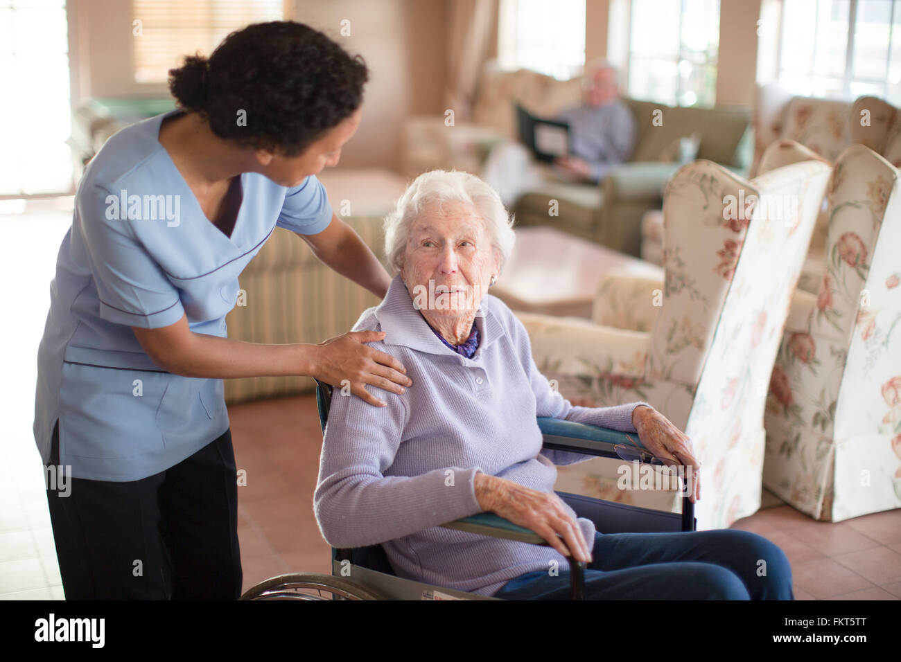 Krankenschwester im Gespräch mit Patienten im Rollstuhl Stockfoto