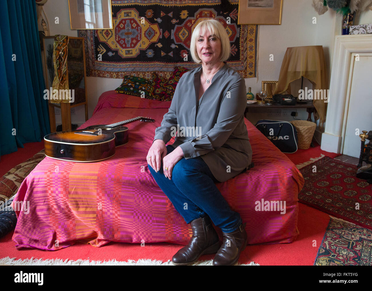 Kathy Etchingham, Freundin von Jimi Hendrix, die in der Wohnung mit ihm lebten in 1968 / 69, posiert auf dem Bett in der neu erstellten Raum Ausstellung Featuring: Kathy Etchingham Where: London, Vereinigtes Königreich bei: 8. Februar 2016 Stockfoto