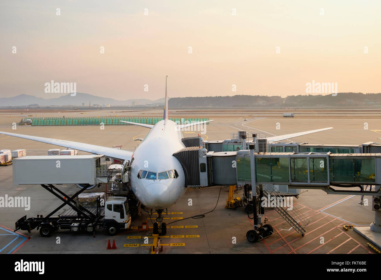 Flugzeug und Gehwege am Flughafen Stockfoto
