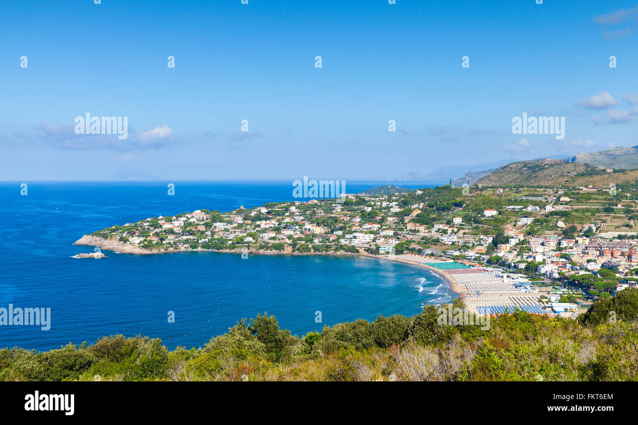 Ferienort öffentlichen Strand von Gaeta, Italien. Mittelmeer. Küstenlandschaft Stockfoto