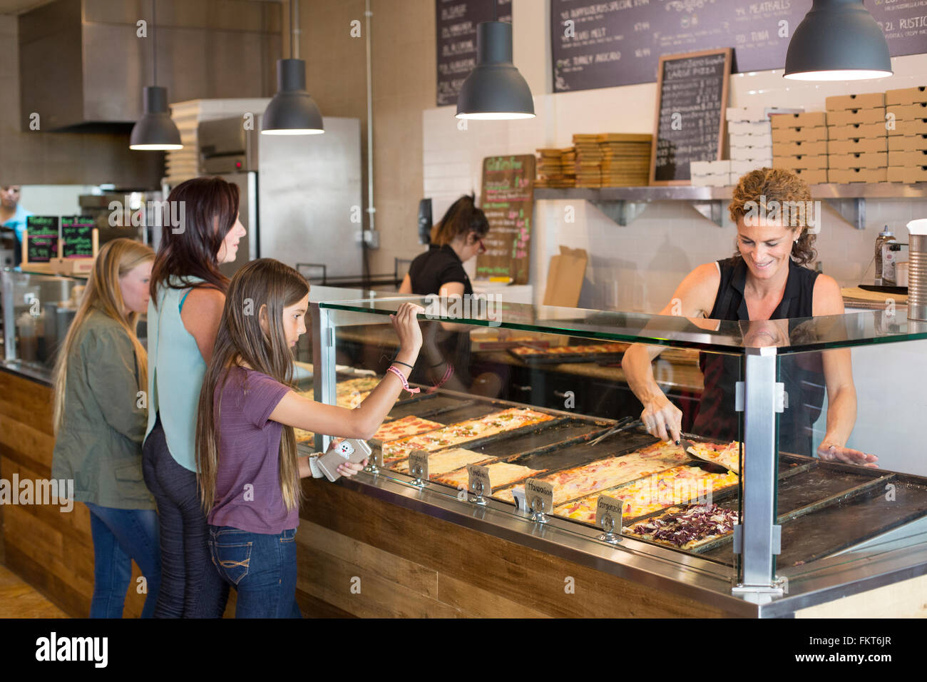 Kunden, die Wahl von Pizza im café Stockfoto