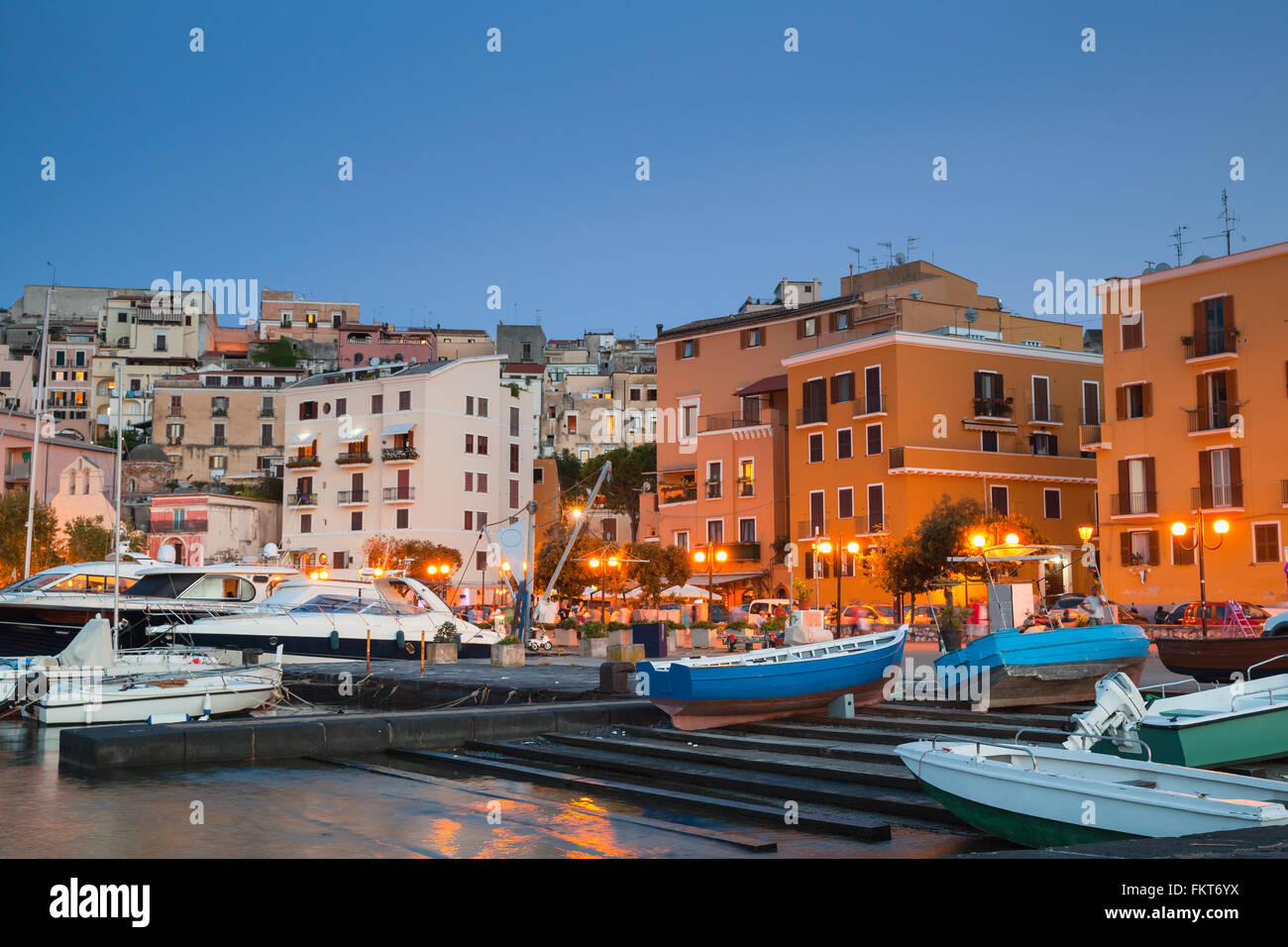 Alten Hafen ankern Motorboote und Yachten. Nacht Stadtbild der Stadt Gaeta, Italien Stockfoto