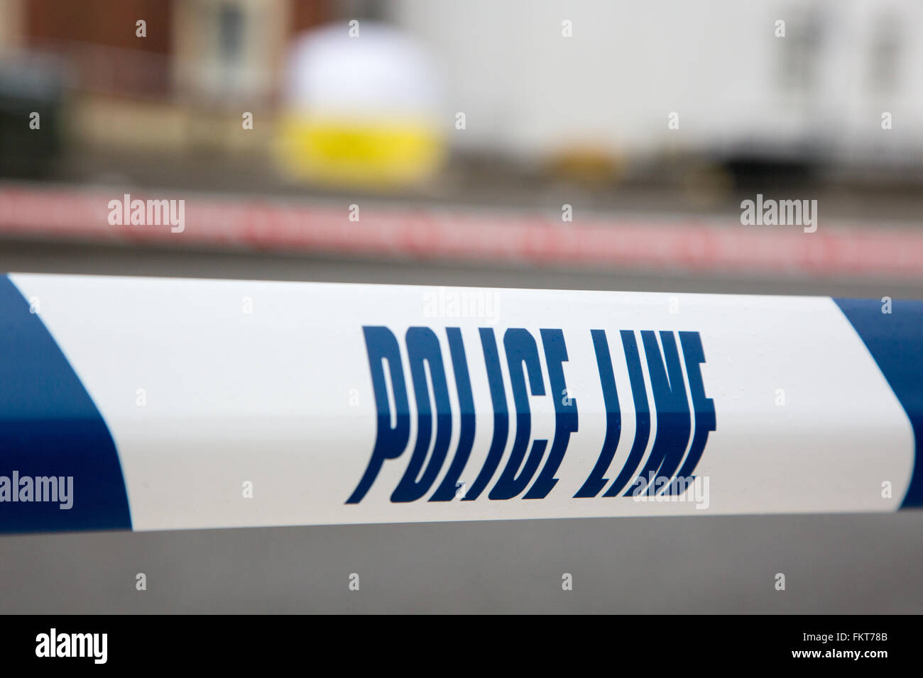 Polizeiabsperrung um einen Vorfall in der Straße vor einem Forensik-Zelt Stockfoto