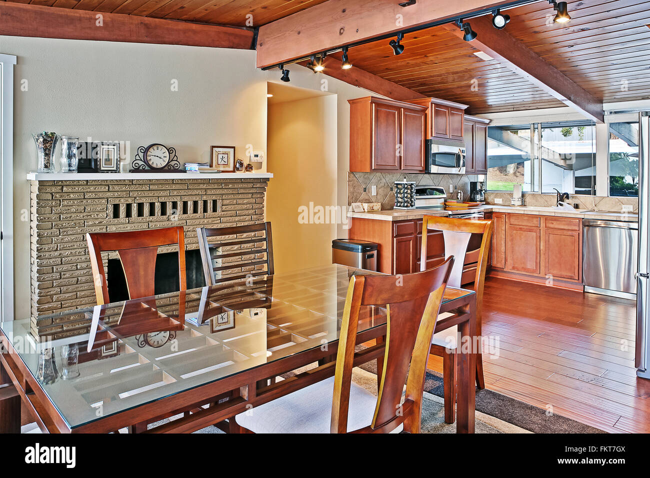 Tisch und Stühle im rustikalen Küche Stockfoto