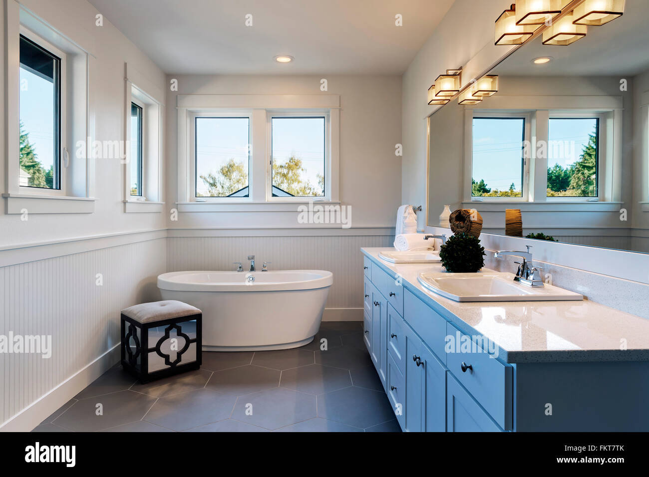Badewanne und Waschbecken im Badezimmer Stockfoto