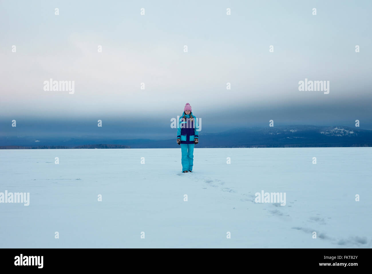 Kaukasische Teenager-Mädchen, Wandern im Schnee Stockfoto