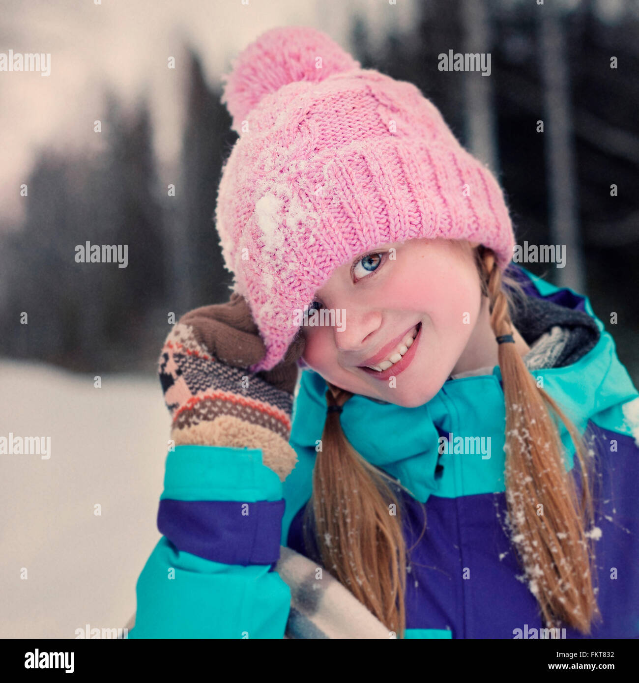 Kaukasische Teenager-Mädchen Mütze Hut im Schnee Stockfotografie - Alamy
