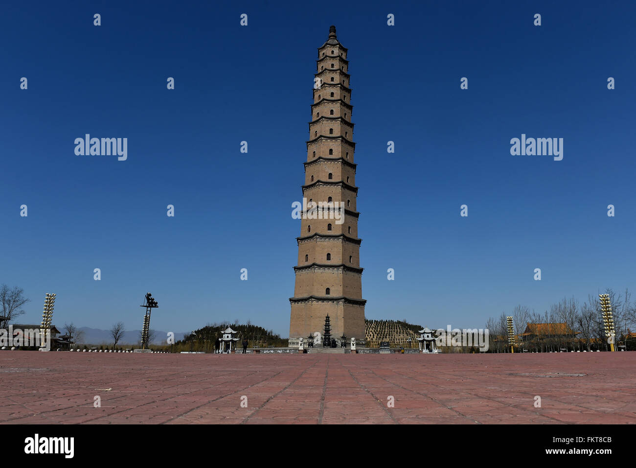 (160310)--FENYANG, 10. März 2016 (Xinhua)--Foto aufgenommen am 10. März 2016 zeigt die kippbare Wengfeng Turm in Fenyang, Nord-China Shanxi Provinz. Wengfeng Turm hatte 1,82 Meter gekippt, da es vor ungefähr 300 Jahren gebaut wurde. Wengfeng Turm ist mit einer Höhe von 84,93 Metern den höchsten alten, gemauerten Turm in China bestehenden. (Xinhua/Zhan Yan) (Dhf) Stockfoto