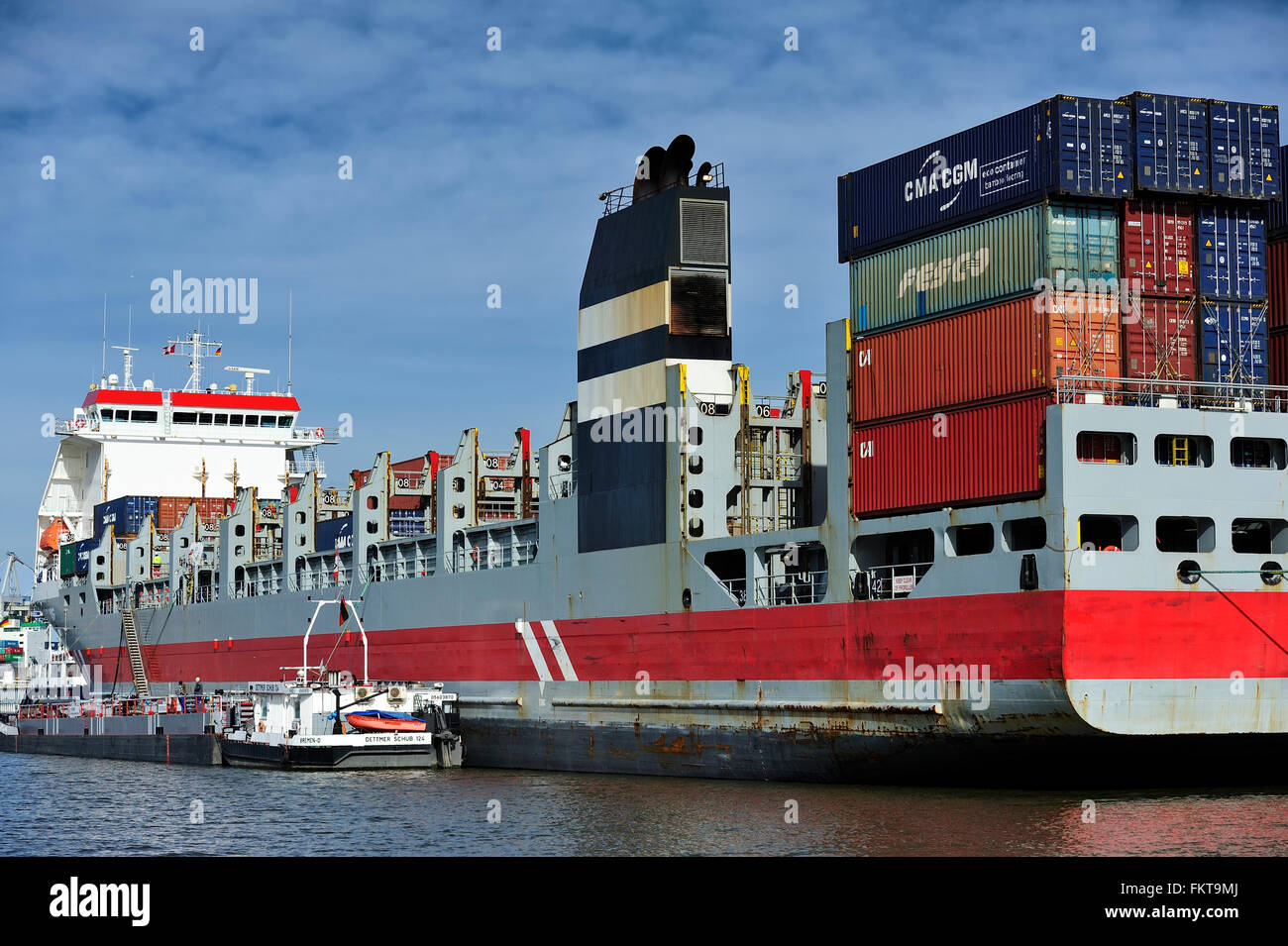 HAMBURG, Deutschland - Containerschiff im Hamburger Hafen (Hamburger Hafen) ist eine deutsche Hafenstadt an der Elbe Stockfoto