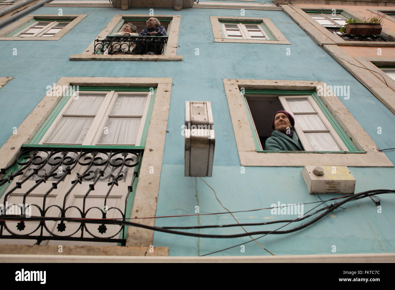 Lissabon, Portugal, 9. März 2016. Nachbarn nach draußen während der Zeremonie. Helena Poncini Stockfoto