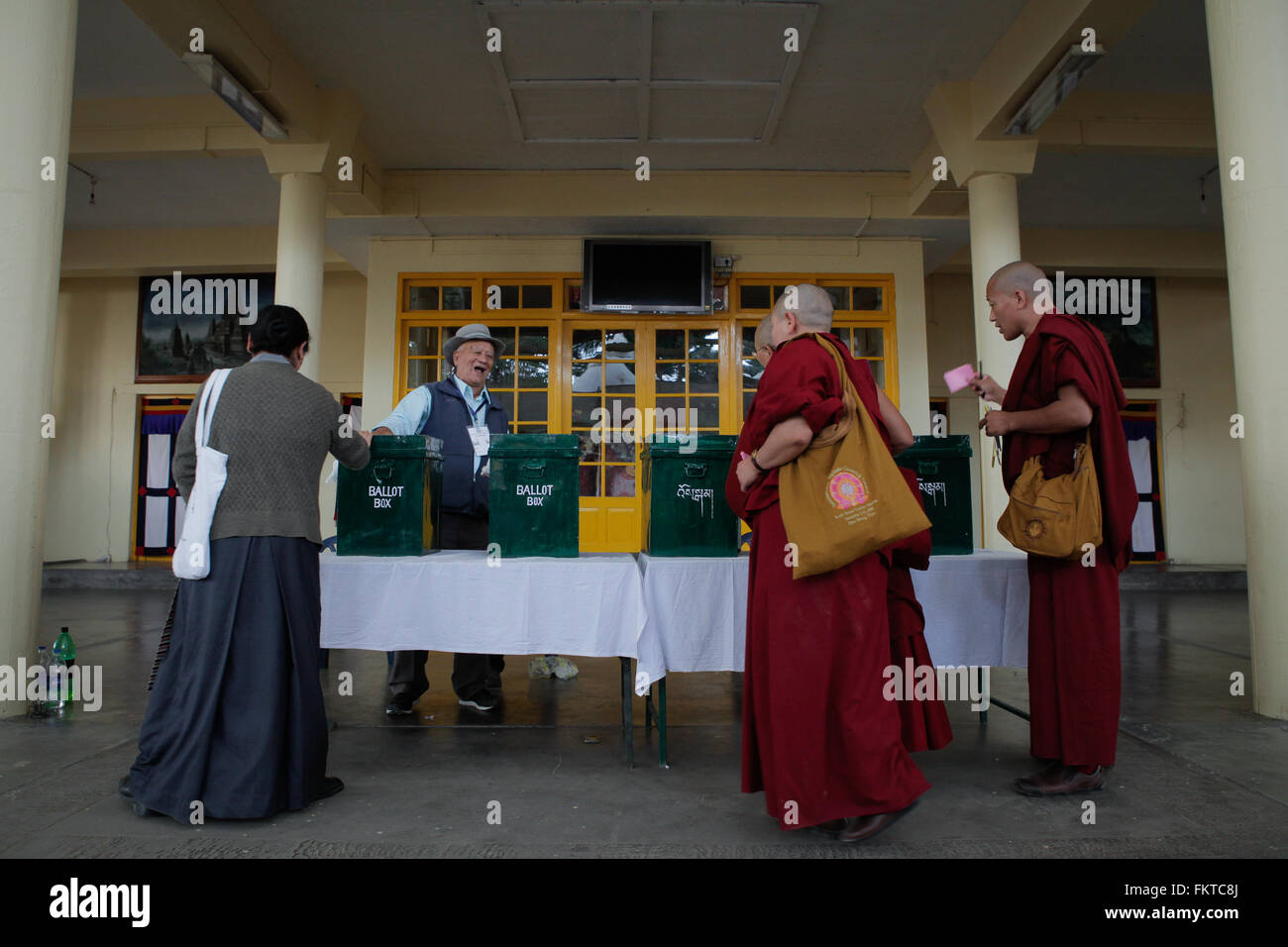 Tibetische Mönche Abstim-Dalai Lama-Tempel während der ersten Runde der Wahlen des tibetischen Parlaments im Exil. Stockfoto