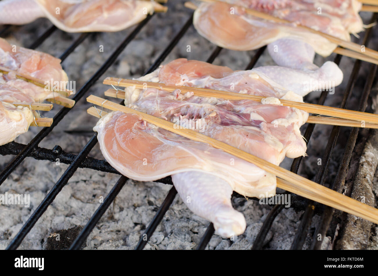 Thailändisches Huhn auf Holzkohle gegrillt Stockfoto