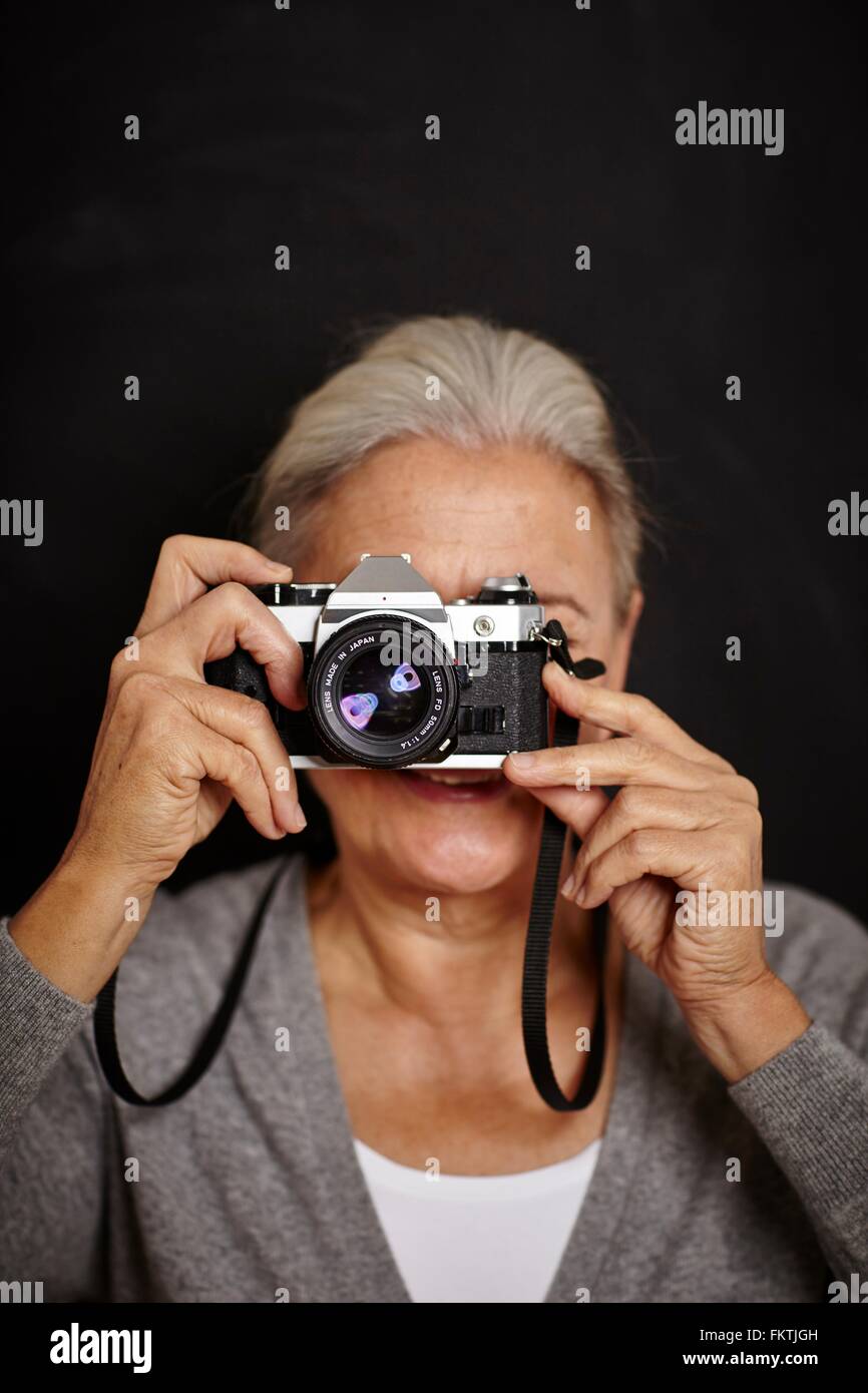 Reife Frau nehmen Foto Stockfoto