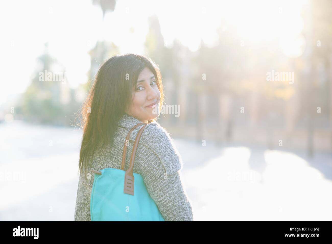Frau auf der Suche über die Schulter auf Straße Stockfoto