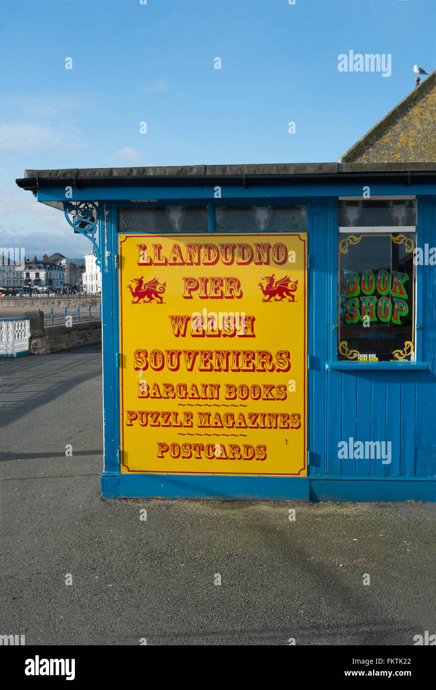 Rote und gelbe Ladenschild auf einem blau bemalte hölzerne Gebäude auf Llandudno Pier Llandudno North Wales Großbritannien Vereinigtes Königreich Stockfoto