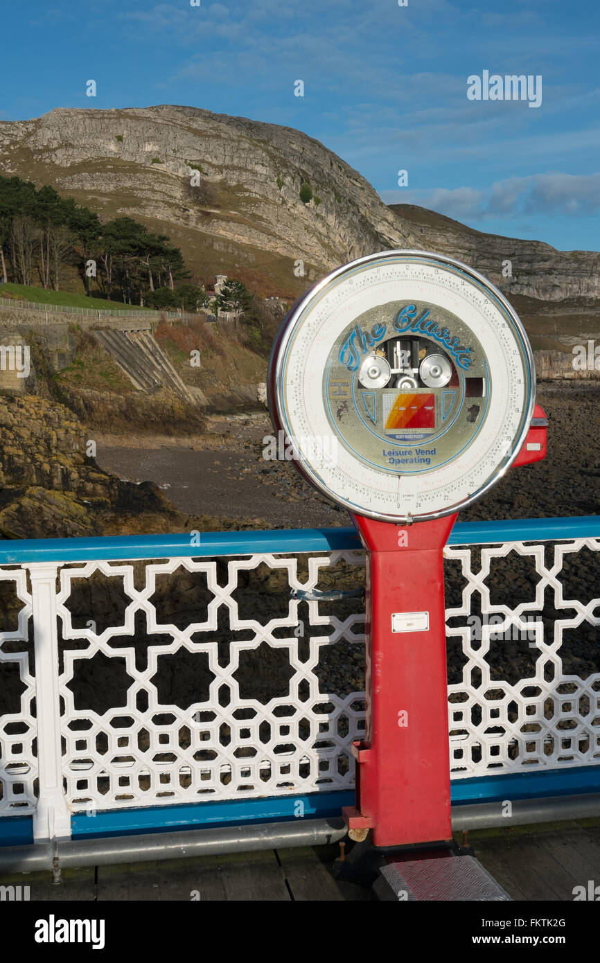 Roten Cent wiegen skaliert auf Llandudno Pier Llandudno North Wales Großbritannien Vereinigtes Königreich Stockfoto