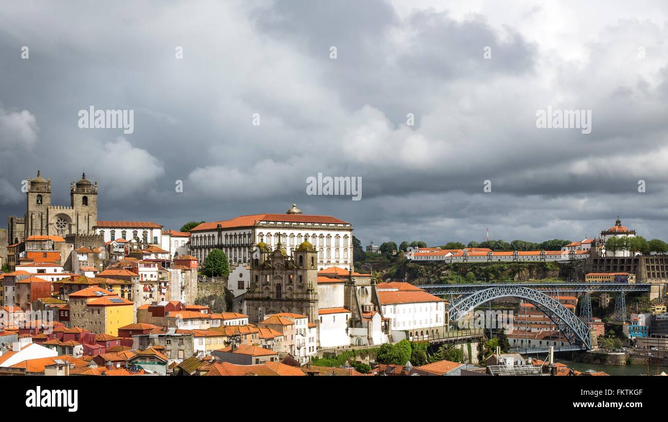 Stadtbild, einschließlich Dom Luis ich überbrücken, Kathedrale von Porto und Igreja Dos Grilos, Porto, Portugal Stockfoto