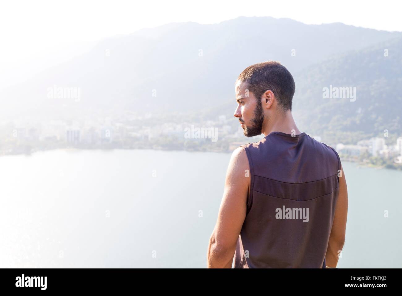 Junger Mann betrachten, Rio De Janeiro, Brasilien Stockfoto