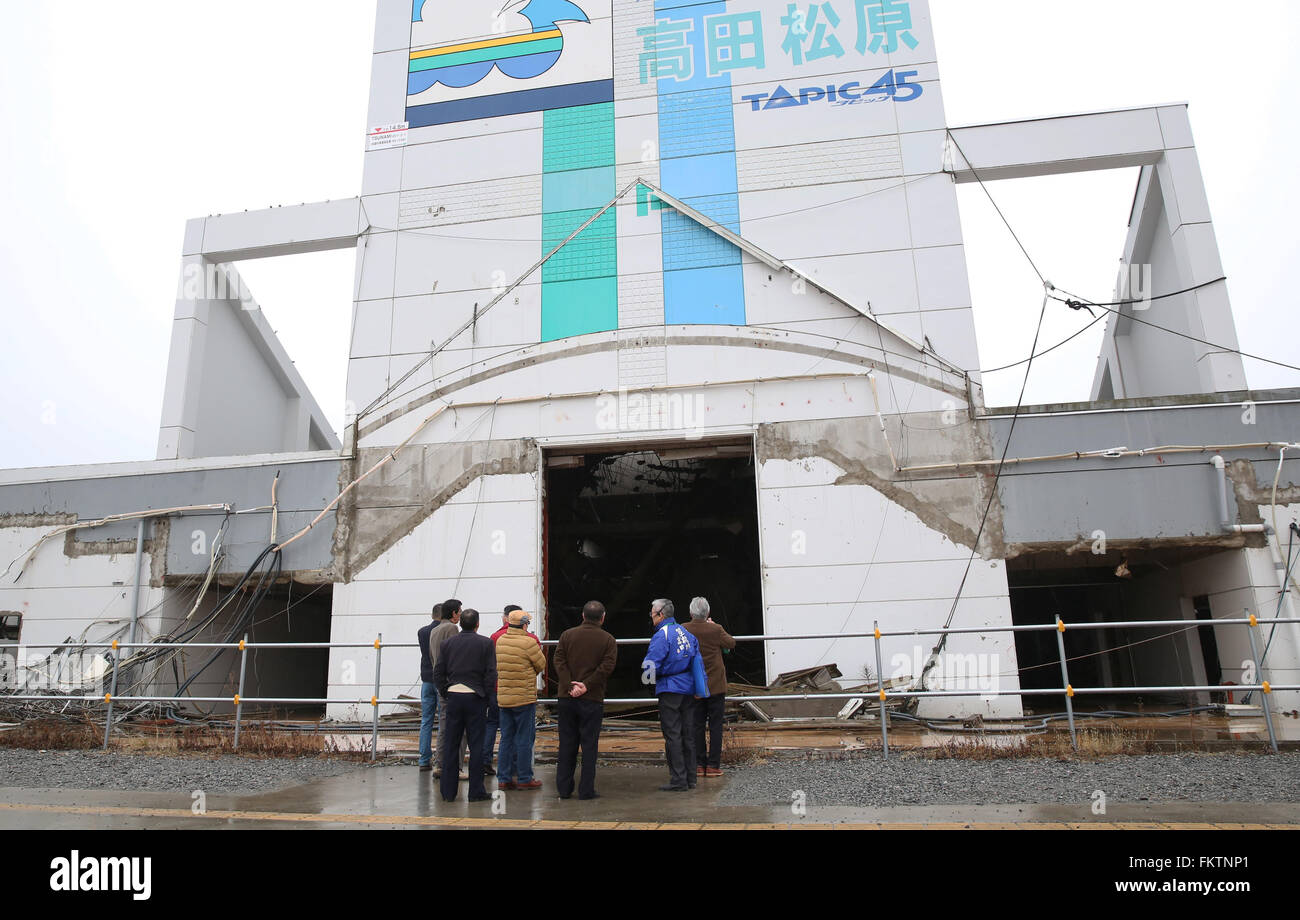 Tokio, Japan. 6. März 2016. Besucher ein Gebäudes am 6. März 2016 durch Tsunami in Rikuzentakata der Präfektur Iwate, Nordosten Japans beschädigt. Diejenigen, die evakuiert wurden, nach dem monströsen Erdbeben und Tsunami Japan Region Tōhoku oder nordöstlichen Teil der Insel-Staat getroffen hätte nie gedacht, dass sie in temporären wohnen fünf Jahre nach der Katastrophe kämpfen gegen Einsamkeit und Krankheiten wie städtische Wohnprojekte gefördert durch die Regierung verzögert sind also unerträgliche Kosten für diejenigen ohne Arbeit bleiben würde. © Yan Liang/Xinhua/Alamy Live-Nachrichten Stockfoto