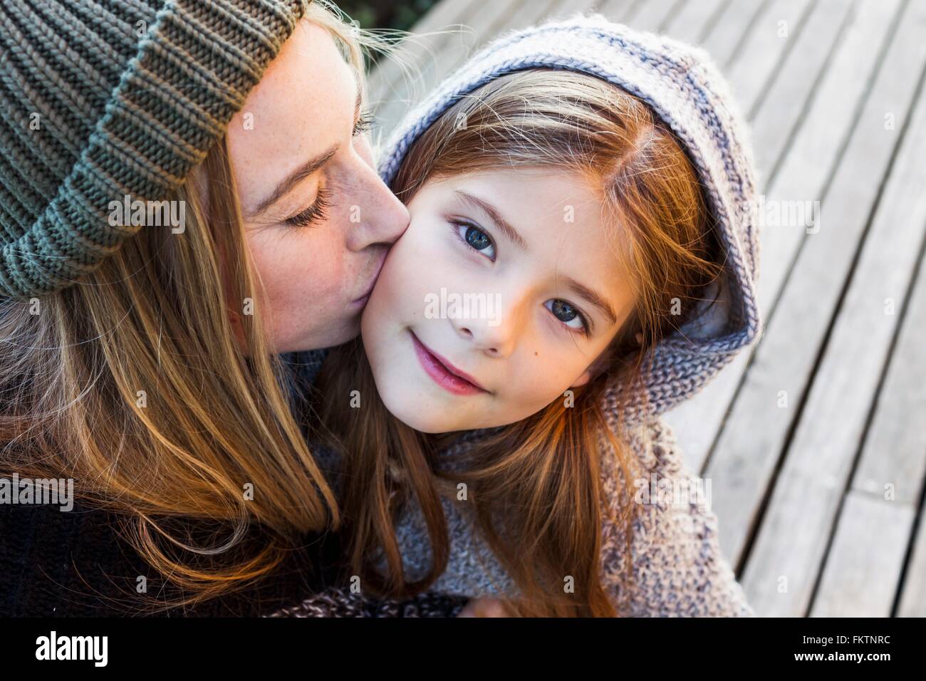 Mutter küssen Tochter auf Wange, hoher Winkel Porträt Stockfoto