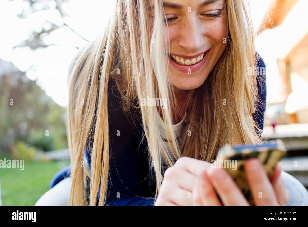 Mitte Erwachsene Frau mit smartphone Stockfoto