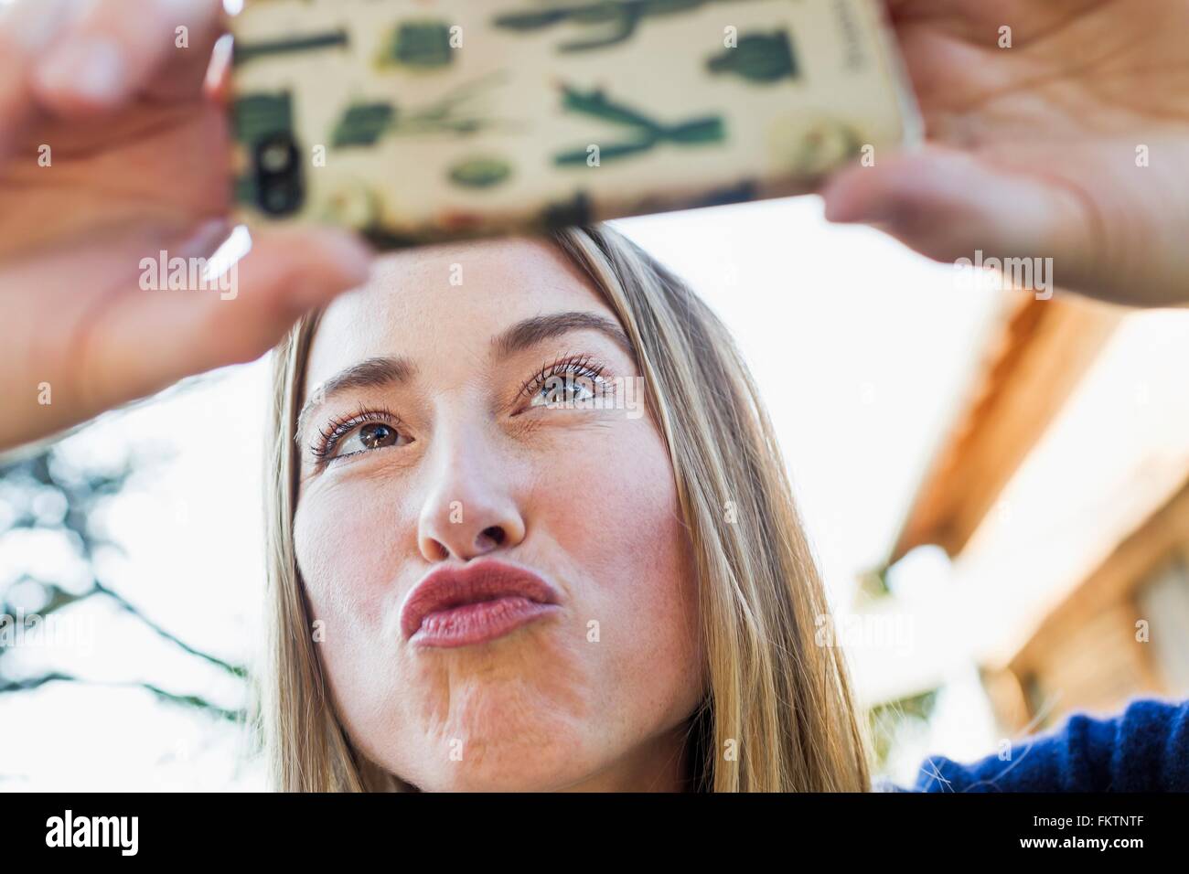 Mitte Erwachsene Frau posiert für Selfie mit smartphone Stockfoto