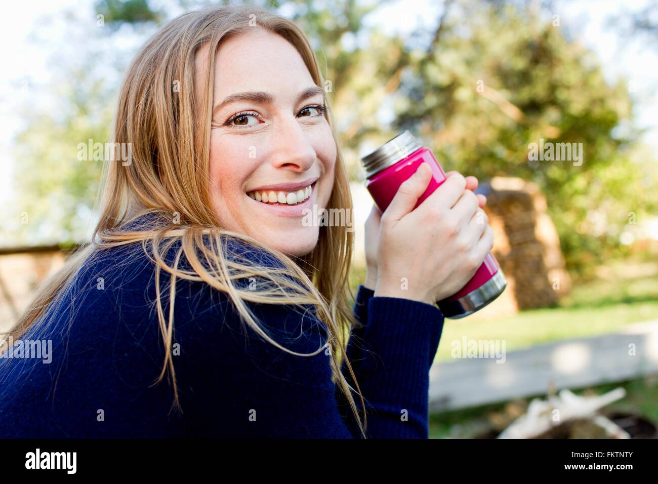 Mitte Erwachsene Frau, heißes Getränk trinken Stockfoto