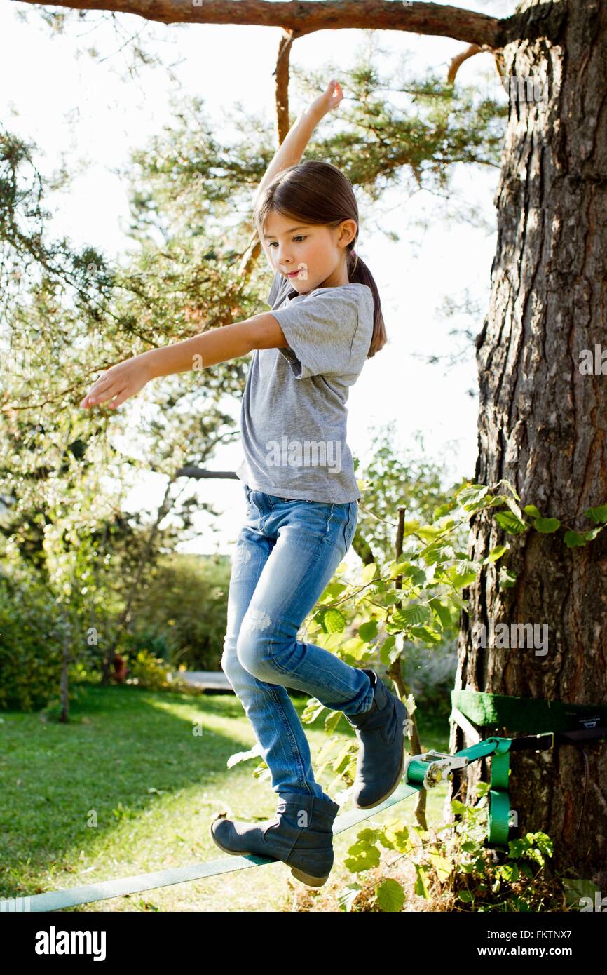Mädchen, balancieren auf dem Seil am Baum Stockfoto