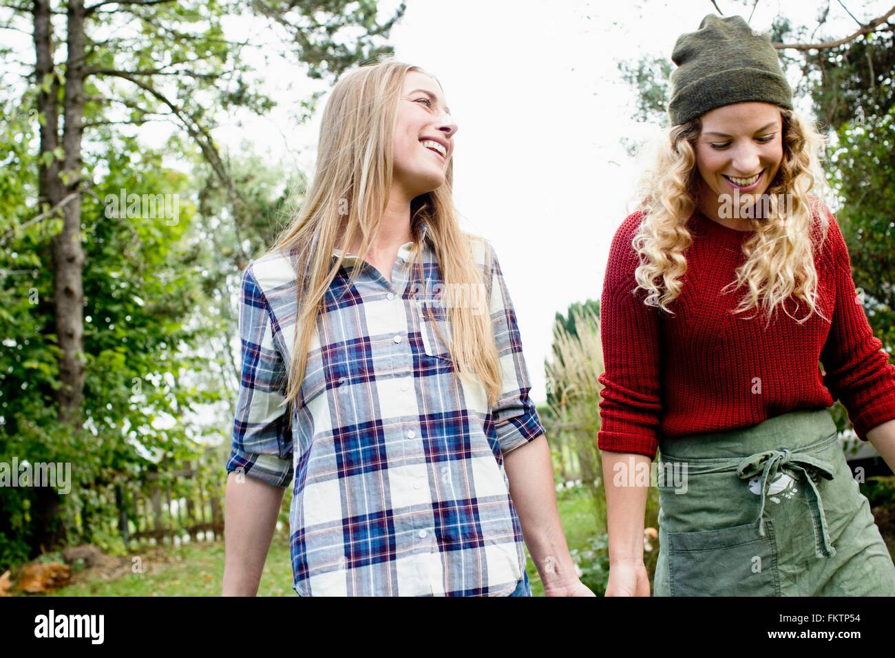 Zwei Frauen im Garten, Lächeln Stockfoto