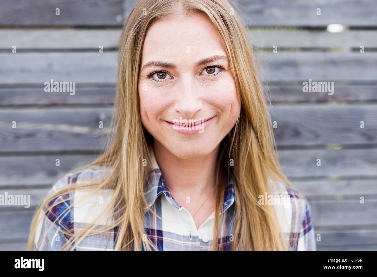 Mitte Erwachsene Frau mit blonden Haaren, Lächeln, Porträt Stockfoto