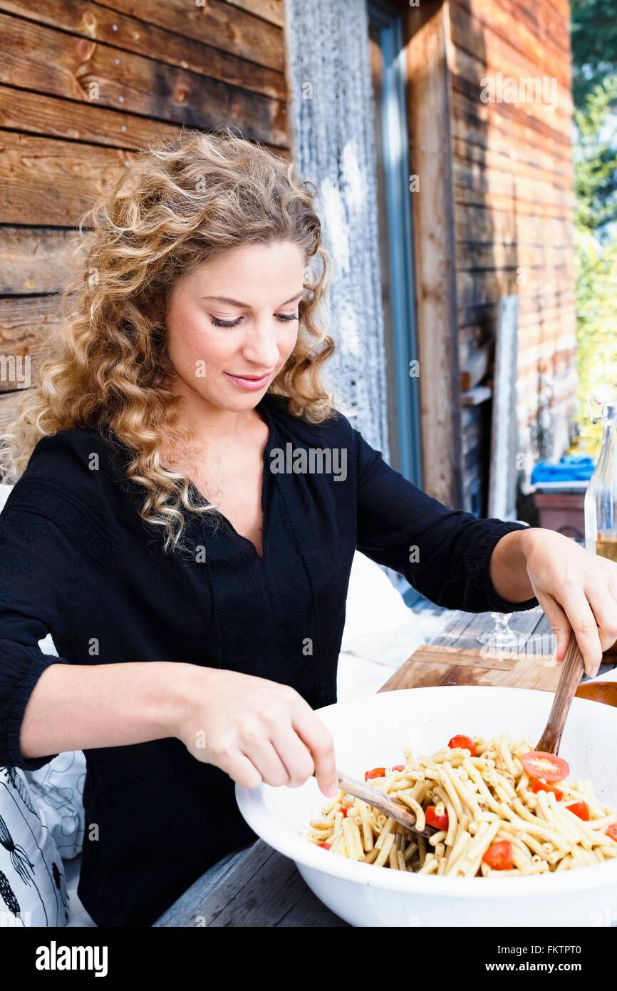 Frau Vorbereitung Mittagessen im freien Stockfoto