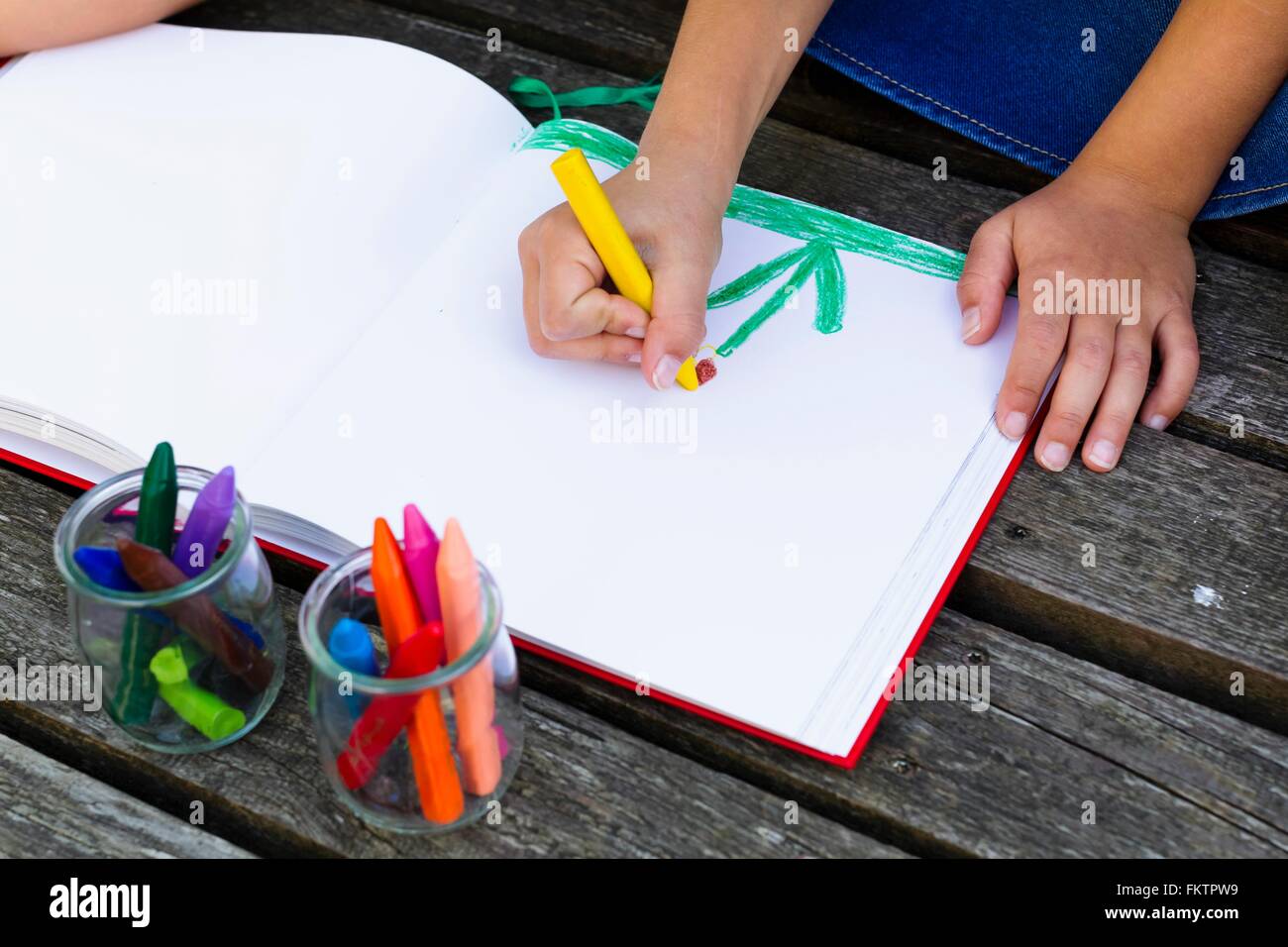 Mädchen Zeichnung Bild in notebook Stockfoto