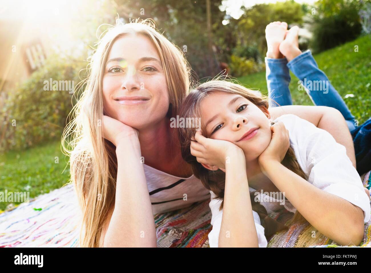 Mutter und Tochter lächelnd in Richtung Kamera Stockfoto