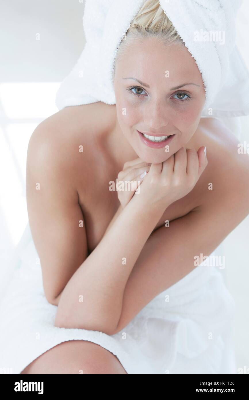 Porträt der schönen jungen Frau in einem Handtücher gewickelt Stockfoto