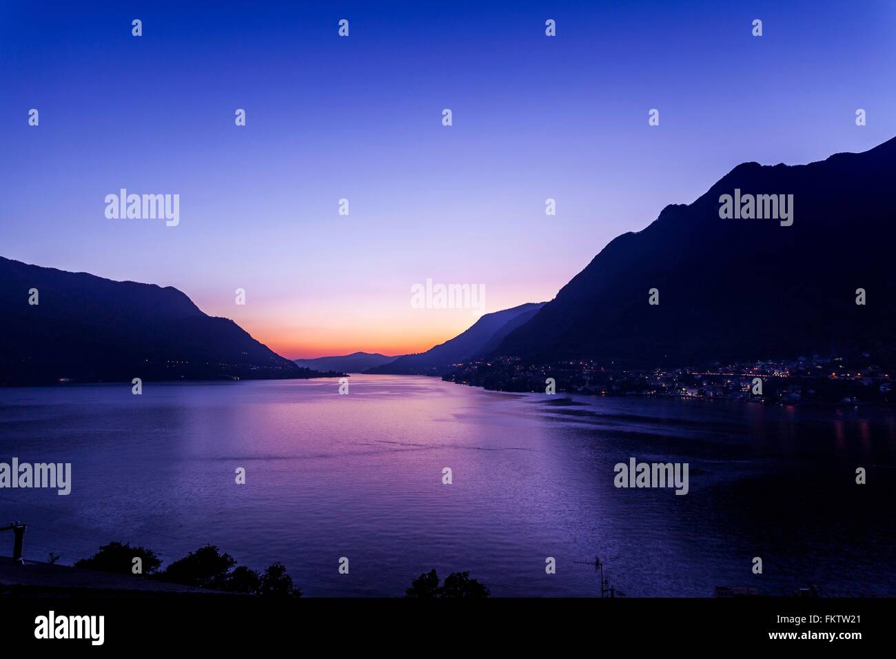 See mit Silhouette Berge bei Sonnenuntergang, Pognana Lario, Lombardei, Italien Stockfoto