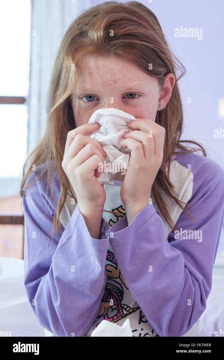 Porträt eines Mädchens Nase mit Taschentuch Stockfoto