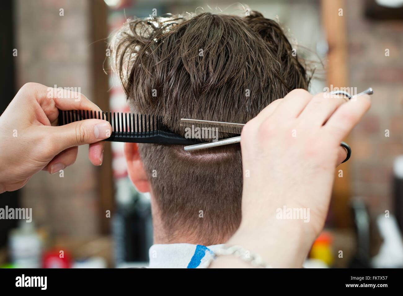 Rückansicht des Jünglings im Friseurladen mit Haarschnitt Stockfoto