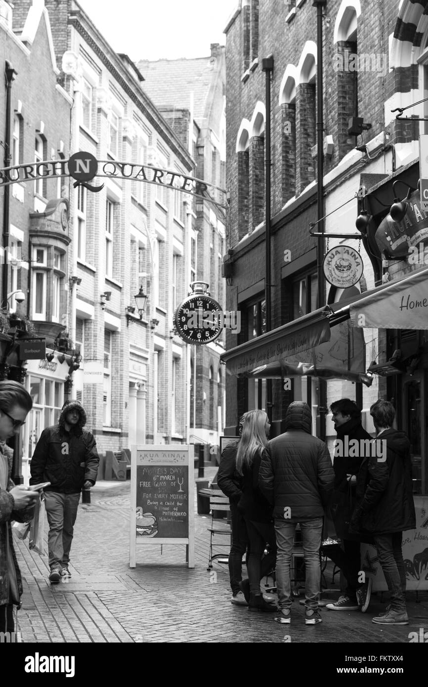 Menschen treffen außerhalb Coffee-Shop, Newburgh Quarter, off Carnaby Street, London, UK Stockfoto