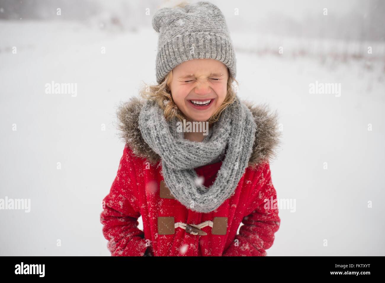 Fröhliches junges Mädchen, Wandern im Schnee Stockfoto