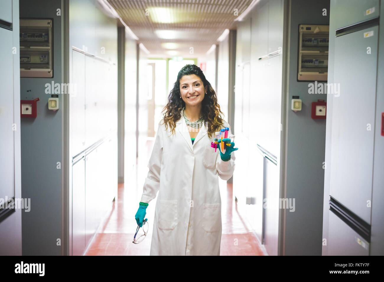 Wissenschaftlerin Wandern im Labor für Materialwissenschaften und Nanotechnologie Stockfoto