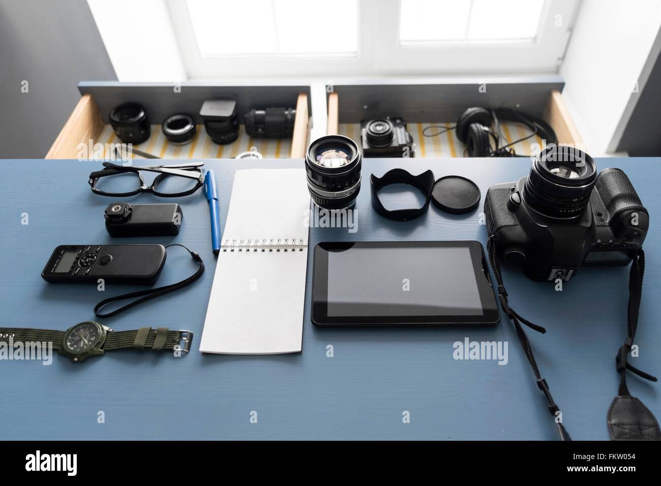 Draufsicht der digitalen Tablet und Kamera-Ausrüstung auf Atelier Schreibtisch Stockfoto