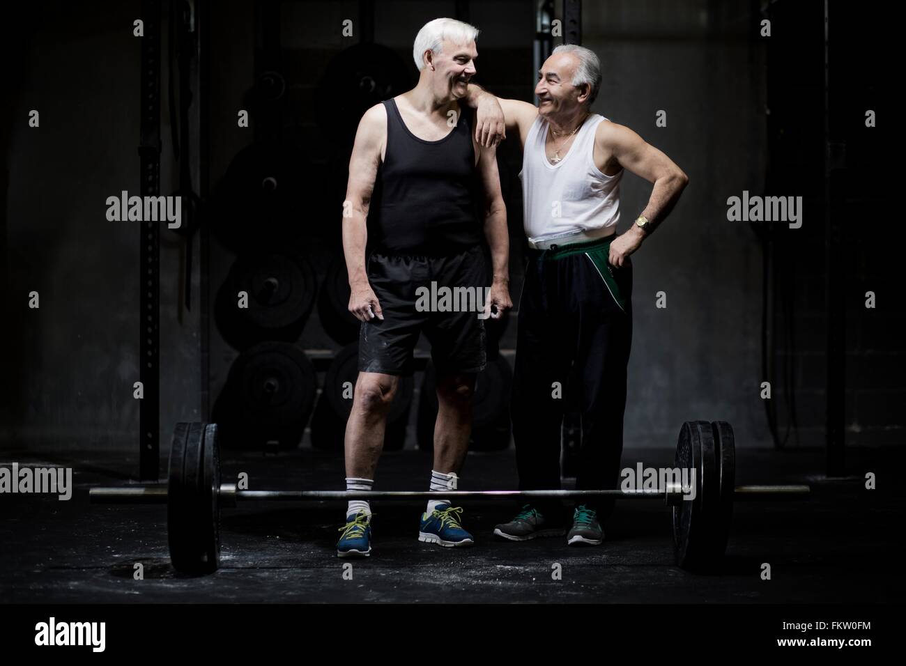 Ältere Männer im Chat in dunklen Turnhalle Stockfoto
