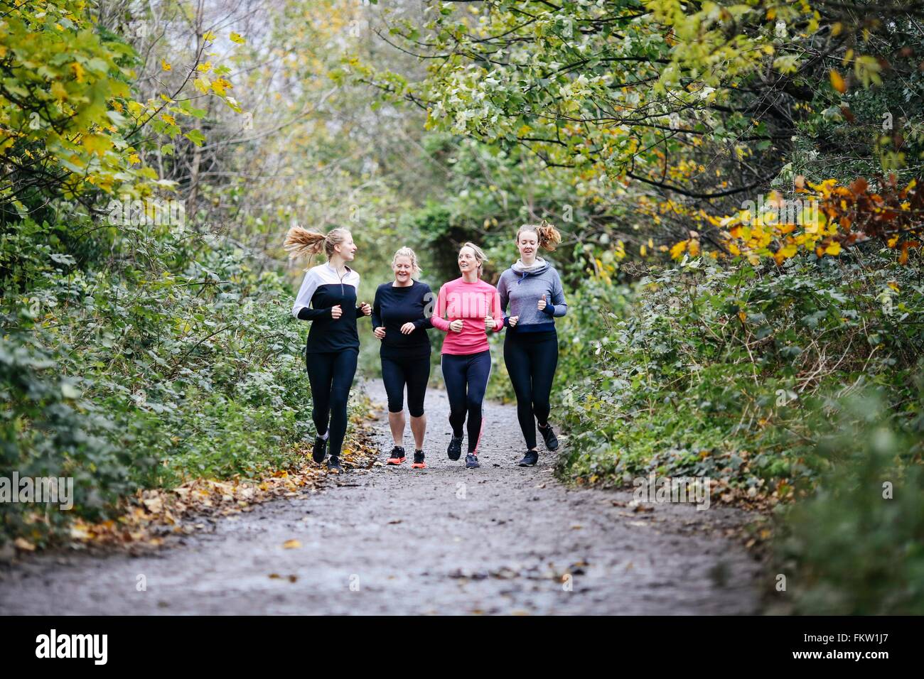 Teenager Mädchen und Frauen Läufer laufen im park Stockfoto