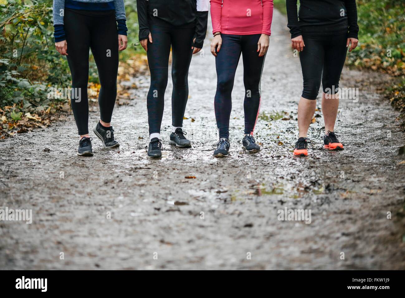 Taille abwärts der Teenager Mädchen und Frauen Läufer, die Vorbereitungen laufen in park Stockfoto