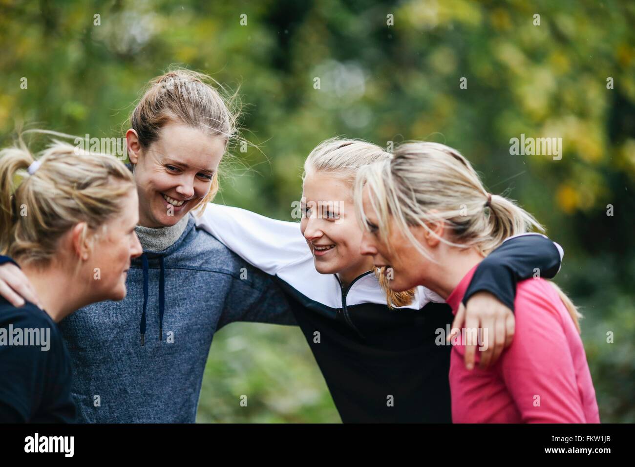 Teenager Mädchen und Frauen Team Planung im park Stockfoto