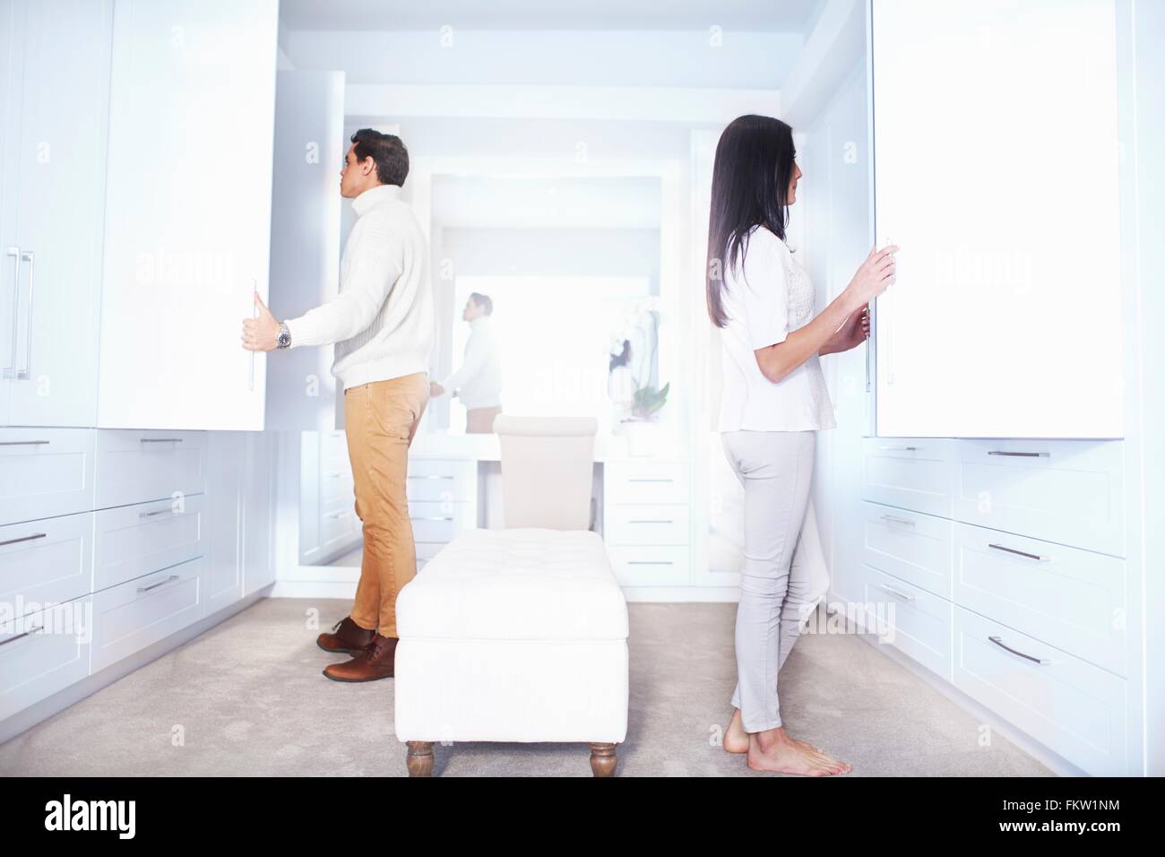 Junges Paar auf der Suche im Schlafzimmerwandschränke Stockfoto